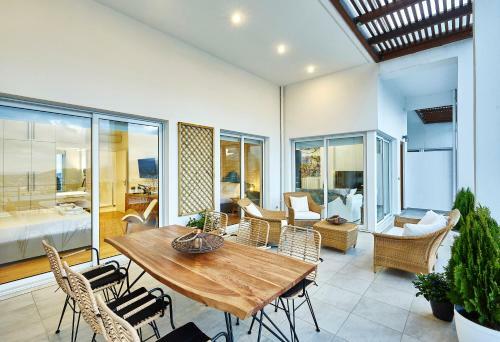 Spacious Mint Luxury Villa Access To Private Beach