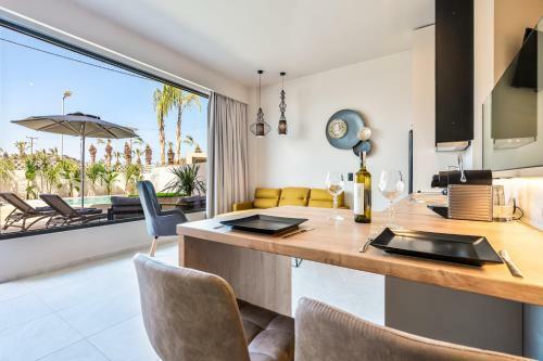 Hotel Pathos Seaside Suites