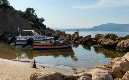 Hostal Room In Studio - Rock Garden Apartments By The Beach