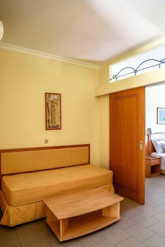 Coloma Apartments Pefkos