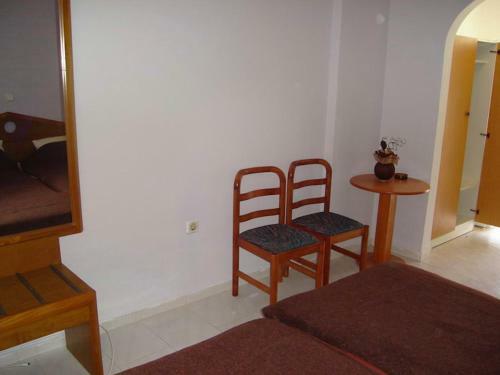 Hostal Room In Studio - Rustic And Spacious Studio By The Beach