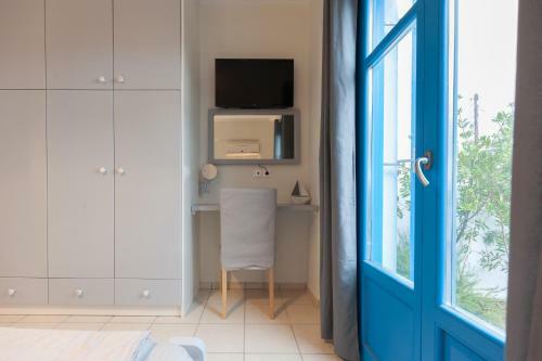 Just Blue With Amazing Sea Views In Piso Livadi