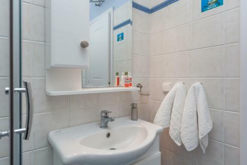 Just Blue With Amazing Sea Views In Piso Livadi