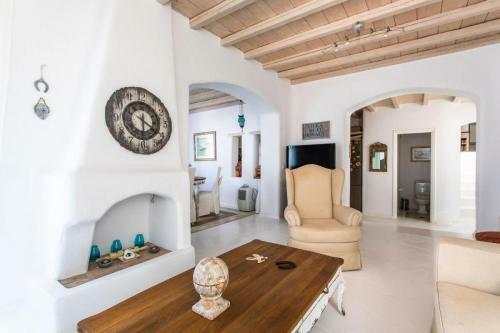 Stunning Villa With Pool In Mykonos