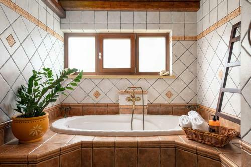 Villa Staras - With Private Heated Pool & Jacuzzi