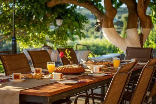 Villa Staras - With Private Heated Pool & Jacuzzi