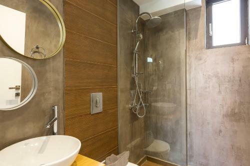 Nisos Villa, Walking Distance To The Beach & Shops!