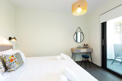 Nisos Villa, Walking Distance To The Beach & Shops!
