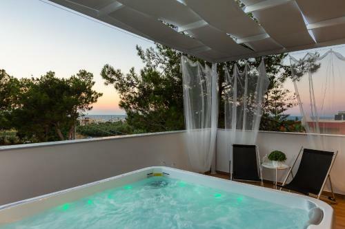 Nisos Villa, Walking Distance To The Beach & Shops!