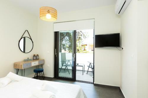 Nisos Villa, Walking Distance To The Beach & Shops!