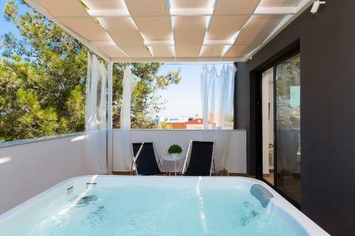 Nisos Villa, Walking Distance To The Beach & Shops!