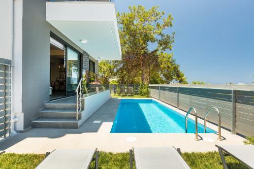 Nisos Villa, Walking Distance To The Beach & Shops!