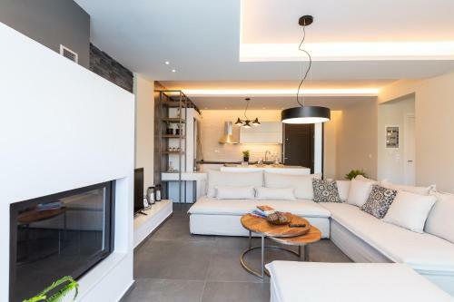 Nisos Villa, Walking Distance To The Beach & Shops!