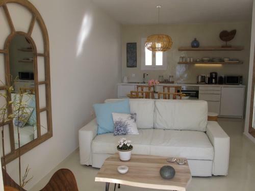 Aqua Seafront Beach House With Garden
