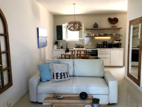 Aqua Seafront Beach House With Garden