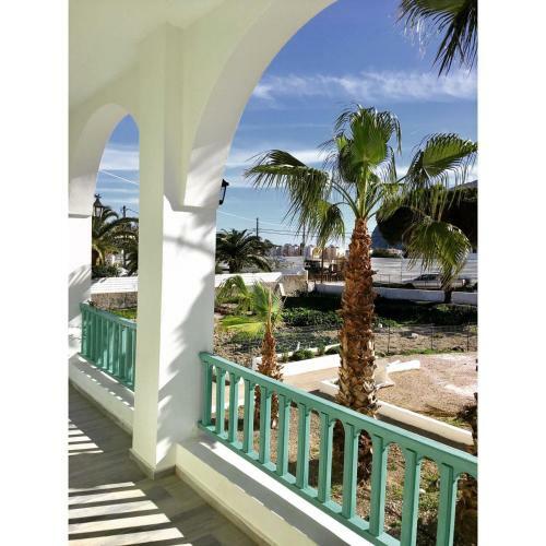 Kamari Beach Houses With Balcony And Garden