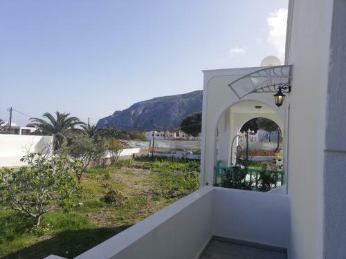 Kamari Beach Houses With Balcony And Garden