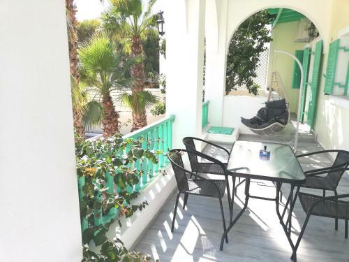 Kamari Beach Houses With Balcony And Garden