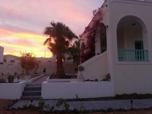 Kamari Beach Houses With Balcony And Garden