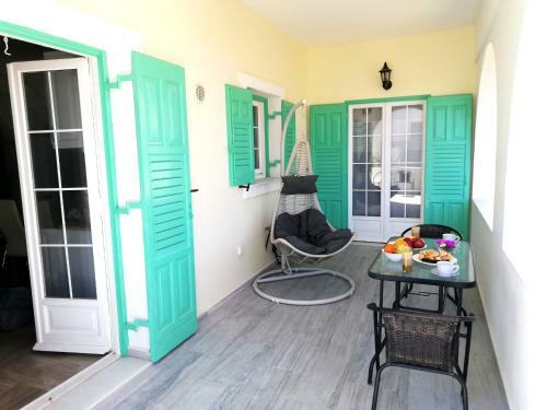 Kamari Beach Houses With Balcony And Garden