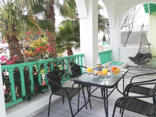 Kamari Beach Houses With Balcony And Garden