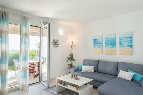 Waves Apartments: Two Beachfront Apartments