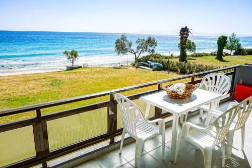 Sunny Bay, Beachfront 1-bdrm Apartment