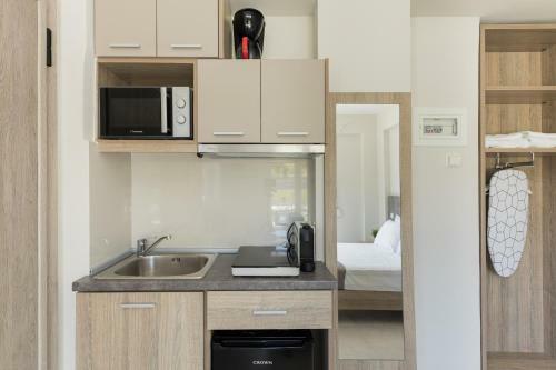 Hotel V Luxury Apartments Posidi