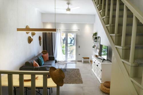 Delfini Villa, Beachfront 2-bdrm Maisonette