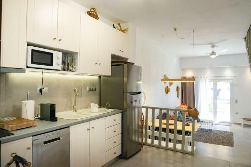 Delfini Villa, Beachfront 2-bdrm Maisonette