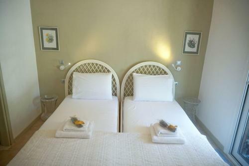Delfini Villa, Beachfront 2-bdrm Maisonette