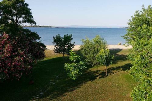 Bright, Beachfront Apartment With Free Parking And Garden