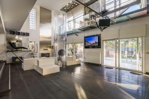 Villa Bond With Private Swimming Pool And Spa
