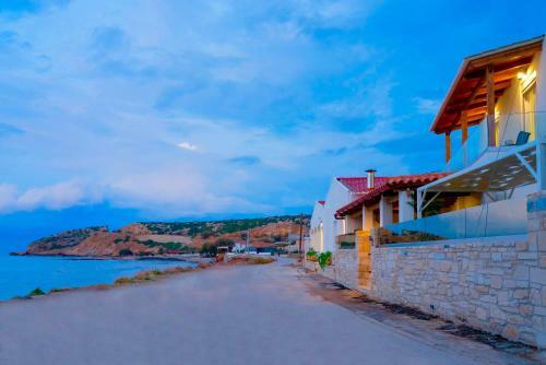 4 Bedroom Beachfront Villa With Private Pool, Skaleta