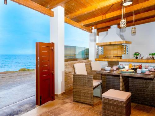 4 Bedroom Beachfront Villa With Private Pool, Skaleta