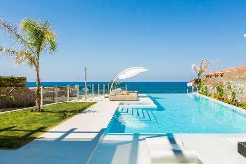 La Casa Di Mare, Luxury Beach Front Villa!