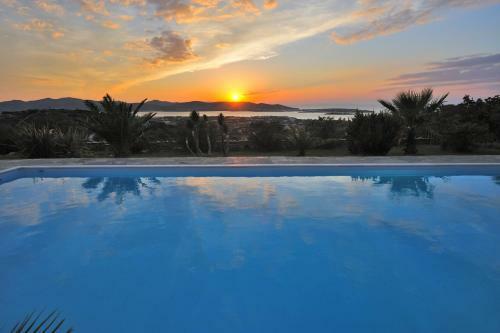 Parian Holiday Villas