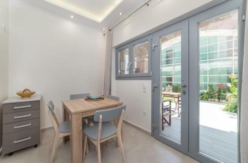 Golden Dolphin Studios & Apartments