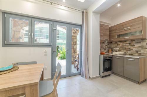 Golden Dolphin Studios & Apartments
