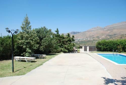 Villa With A Pool In Lefkogia