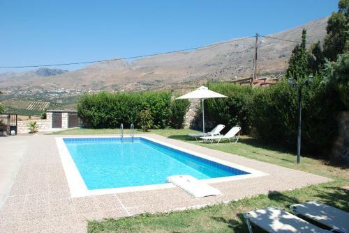 Villa With A Pool In Lefkogia