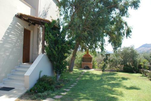 Villa With A Pool In Lefkogia