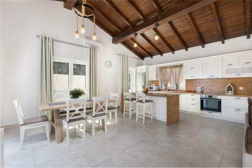 Villa Alonaki Bay
