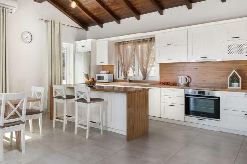 Villa Alonaki Bay