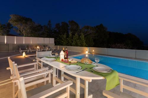 Villa Alonaki Bay