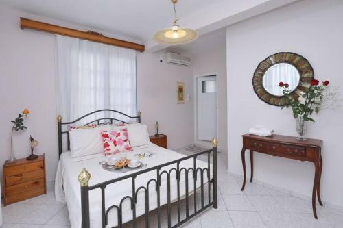 Alexandras Traditional House In Skopelos Centre