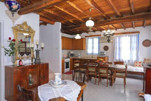 Alexandras Traditional House In Skopelos Centre