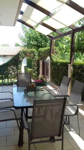 Sea Side House Kourouta