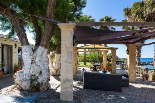 Villa Proto Helidoni - A Cozy Beachfront Villa