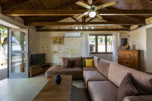 Villa Proto Helidoni - A Cozy Beachfront Villa